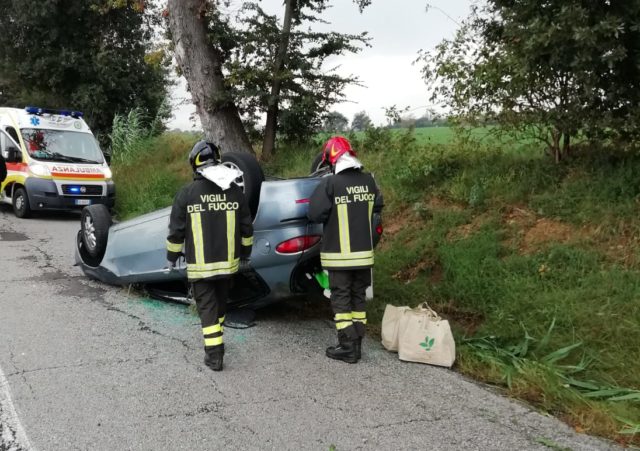I vigili del fuoco di Jesi sul posto dell'incidente a Monsano I vigili del fuoco di Jesi sul posto dell'incidente a Monsano