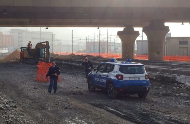 La Polfer presidia l'ordigno, sotterrato e protetto in uno scavo delimitato dalle reti