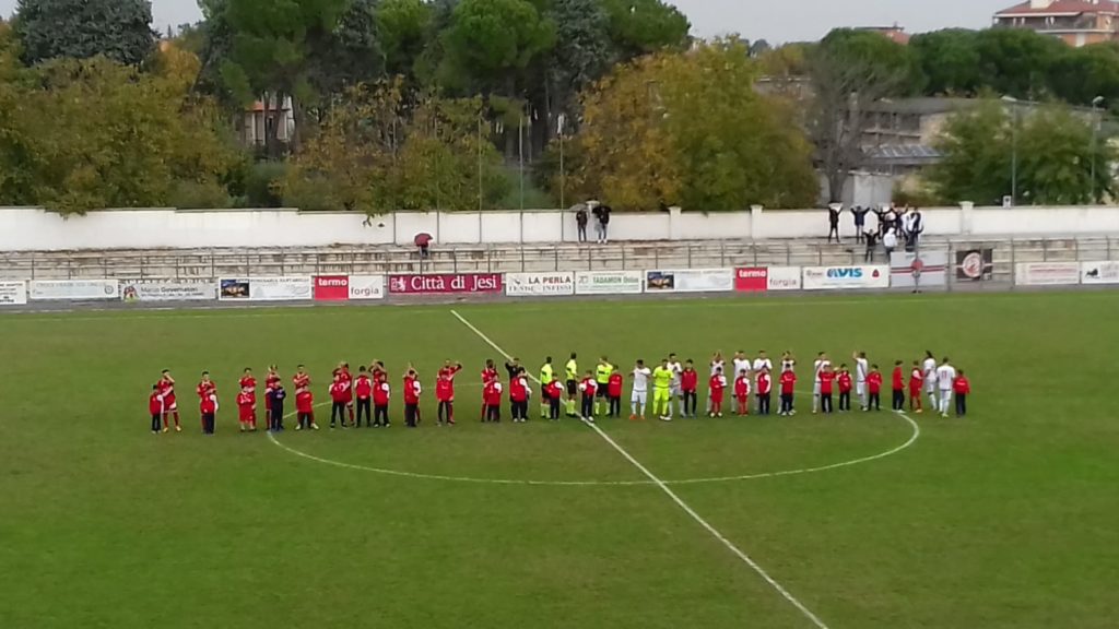 Jesina-Vastese, i calciatori schierati a centro campo