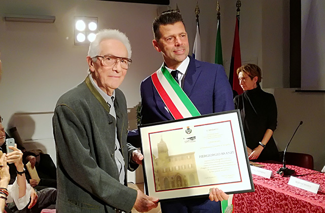 Il sindaco di Senigallia conferisce la cittadinanza onoraria al fotografo Piergiorgio Branzi