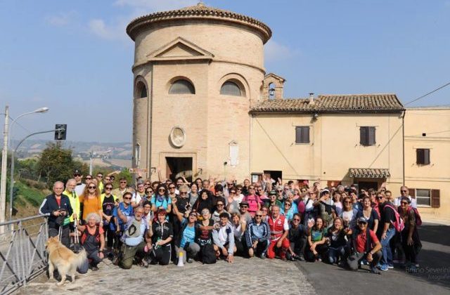Una foto di gruppo per i partecipanti alla Giornata del camminare ad Osimo