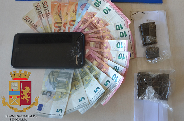 L'hashish e il denaro posti sotto sequestro da parte della Polizia di Senigallia
