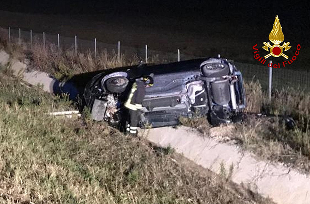 Auto nella scarpata dopo l'incidente sull'autostrada A14 a Senigallia