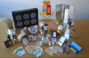 I materiali sequestrati dalla Polizia a Senigallia
