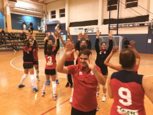 La Termoforgia Moviter Castelbellino, al centro il coach Marco Massaccesi, festeggia il successo nel Memorial Carbini. (foto pagina Fb Castelbellino Volley)