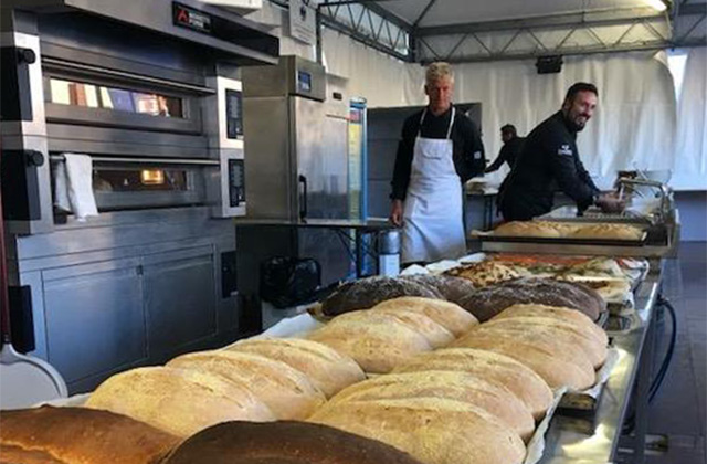 Il pane appena sfornato in piazza a Senigallia