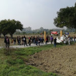 Animalisti protestano davanti l'allevamento di suini a Senigallia