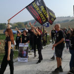 Animalisti protestano davanti l'allevamento di suini a Senigallia