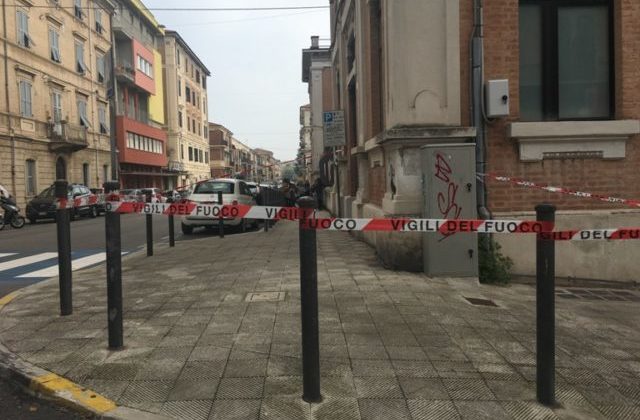 La Scuola De Amicis di Ancona transennata