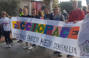 Gli studenti del liceo scientifico statale “E. Medi” di Senigallia hanno partecipato alla marcia della pace Perugia-Assisi di domenica 7 ottobre 2018