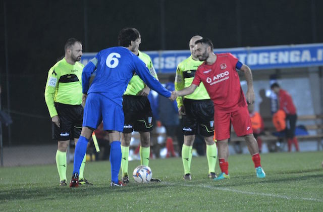 Stretta di mano tra capitani nel match di Coppa Italia dello scorso 10 ottobre: oggi si replica (foto di Maurizio Animobono)