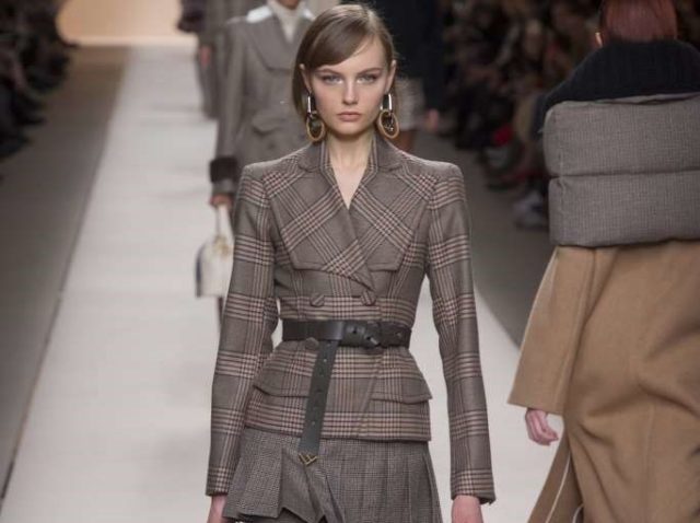 Dalla Sfilata F/W 2018/19 firmata Fendi, un blazer in Principe di Galles