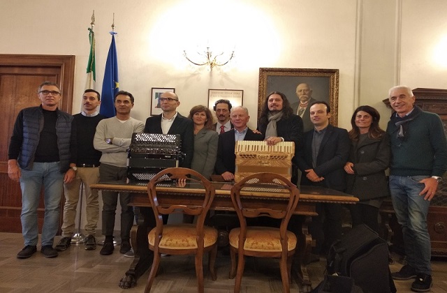 I partecipanti al progetto con gli organizzatori in Comune