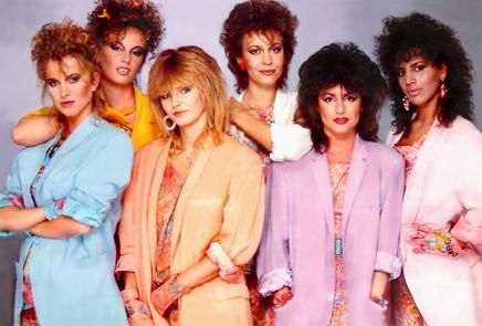 Moda, il ritorno degli anni '80: dalle spalle larghe al vinile
