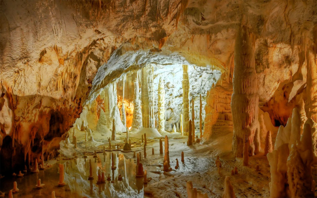 Il fascino delle Grotte di Frasassi