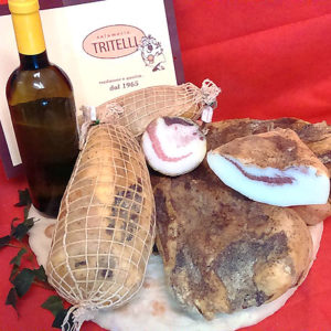 Il guanciale Tritelli steso e arrotolato, un connubio di gusto e qualità