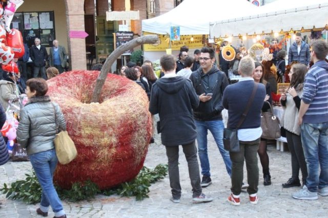 Stand gastronomici ed esperienze culturali al Festival della mela rosa