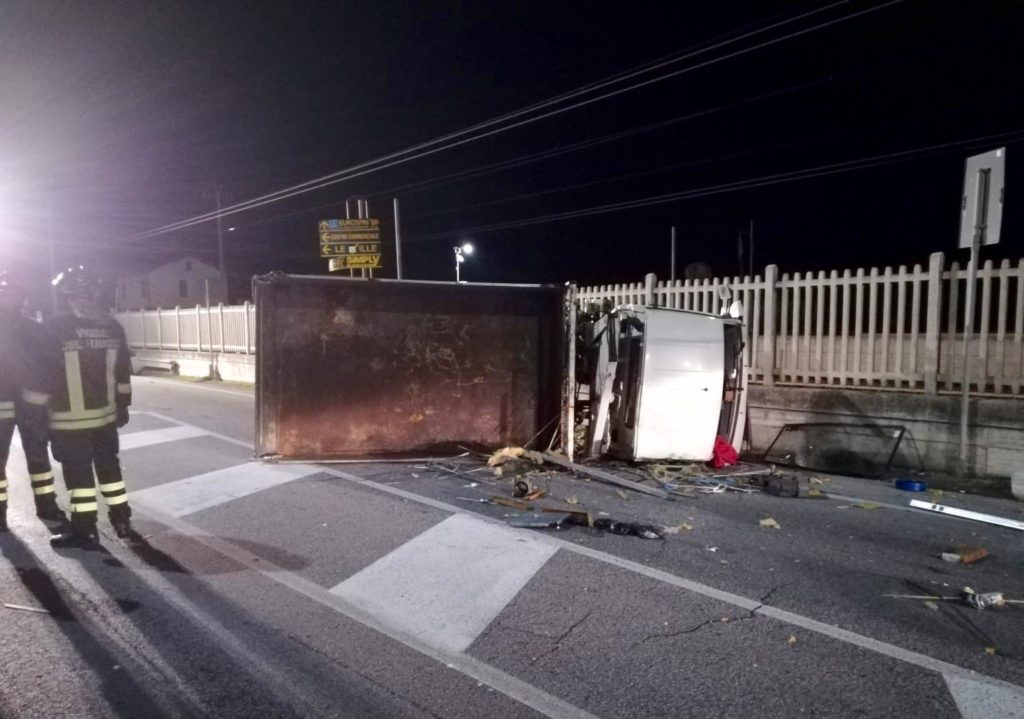 Il furgone finito contro il muro della ferrovia