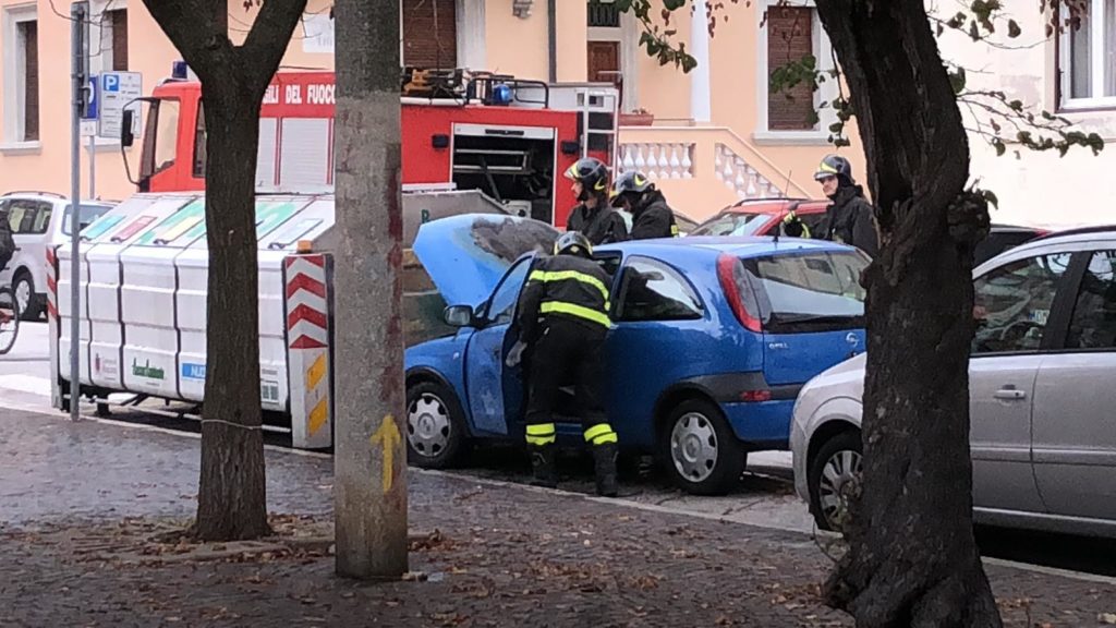 L'intervento dei pompieri in piazza Diaz ad Ancona