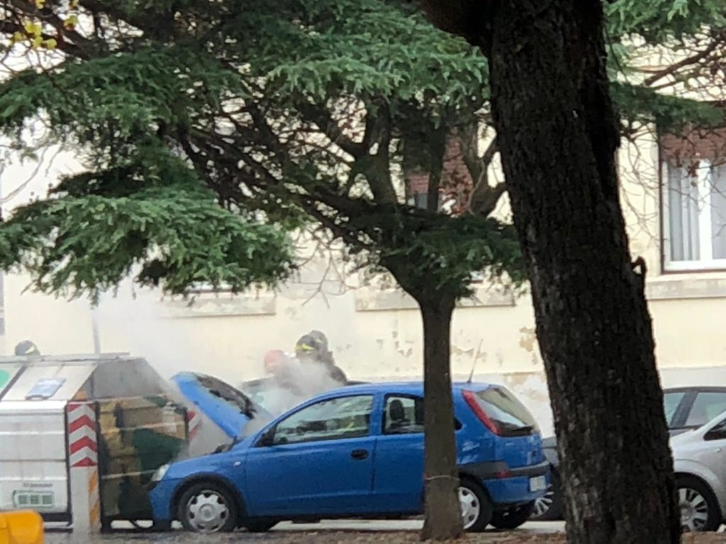 Il fumo dall'auto in piazza Diaz