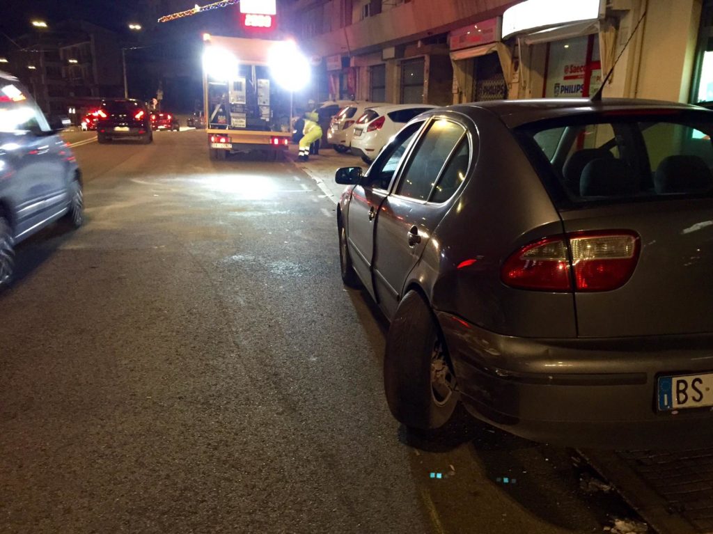 L'auto danneggiata che era ferma in sosta