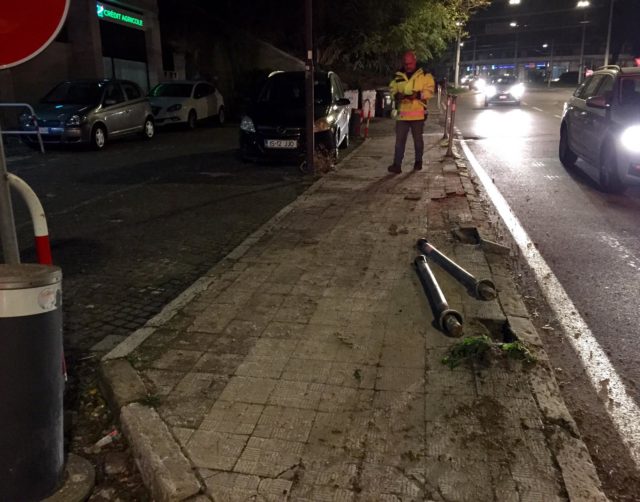 Incidente Ancona I paletti abbattuti dalla Citroen fuori controllo