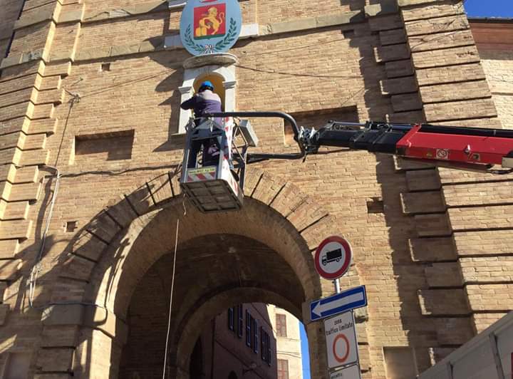 Cupramontana ricorda la Grande Guerra, restaurata la lampada in Piazza