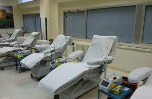 Le postazioni per la donazione di sangue e plasma al centro trasfusionale dell'ospedale di Senigallia