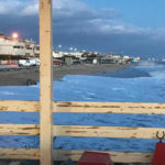 Alcuni locali a Marina di Montemarciano si ritrovano sul mare a causa dell'erosione costiera