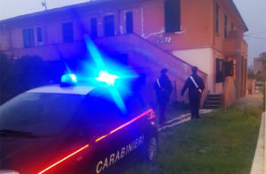 La perquisizione dei Carabinieri in un appartamento a Montemarciano