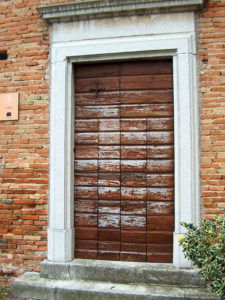 Una delle porte di ingresso della chiesa di San Rocco, da restaurare