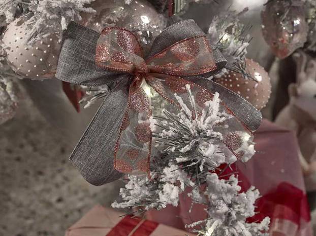 Albero Di Natale Rosa Cipria E Oro.Addobbare L Albero Di Natale Si Ma Con Stile Centropagina Cronaca E Attualita Dalle Marche