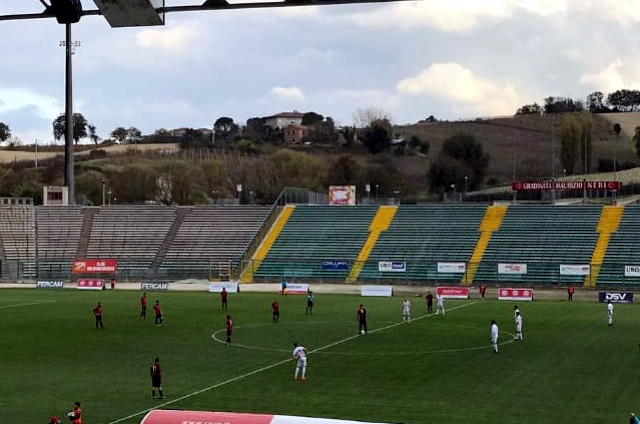 Il calcio d'inizio di Anconitana-FC Vigor Senigallia di campionato