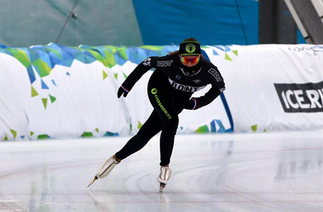 L'atleta di Senigallia Linda Rossi impegnata nell'impianto di pattinaggio su ghiaccio a Baselga di Pinè (TN)