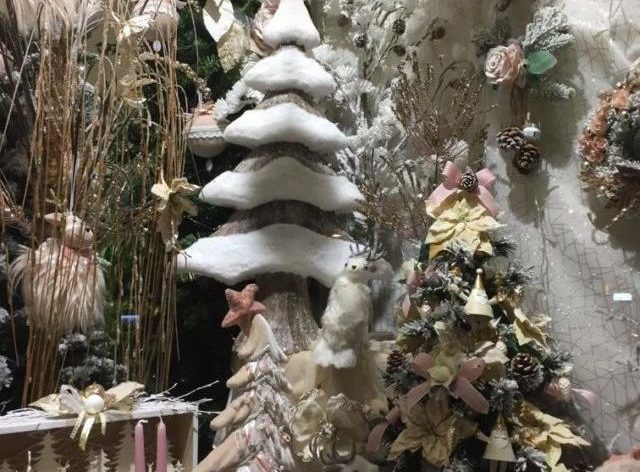 Albero Di Natale Rosa Cipria E Argento.Addobbare L Albero Di Natale Si Ma Con Stile Centropagina Cronaca E Attualita Dalle Marche