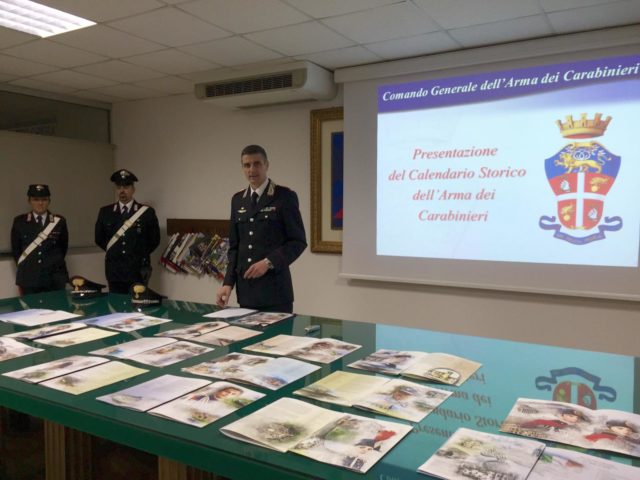 Il comandante Cristian Carrozza illustra il calendari 2019 dei Carabinieri