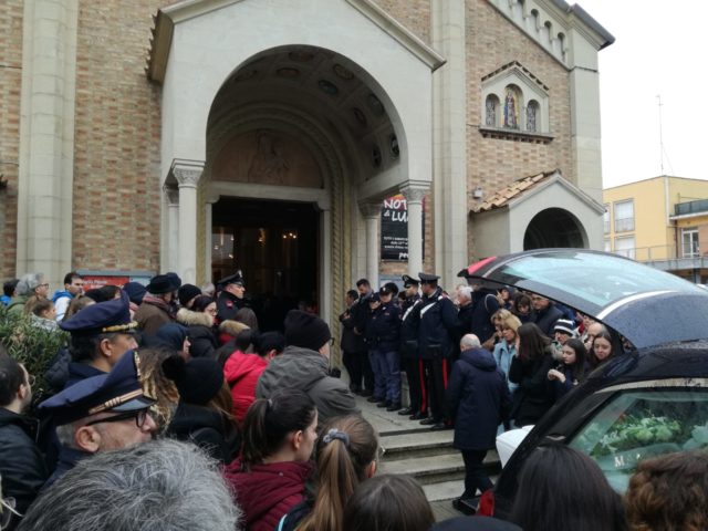 Funerale di Emma Fabini, le amiche: «Il tuo sorriso continuerà ad illuminare le nostre giornate»