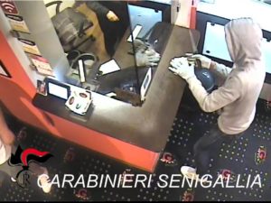 Le immagini di videosorveglianza della tentata rapina alla sala slot di Senigallia