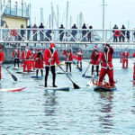 I babbi natale risalgono il fiume a Senigallia