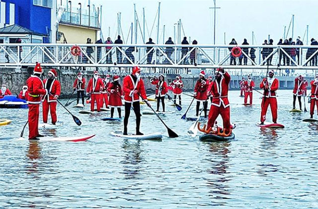 I babbi natale risalgono il fiume a Senigallia