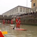 I babbi natale risalgono il fiume a Senigallia