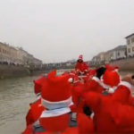 I babbi natale in canoa risalgono il fiume a Senigallia