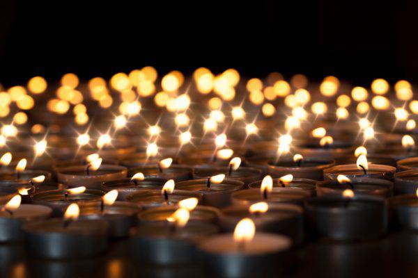 La miriade di luci delle candele contribuiscono all'atmosfera della festa