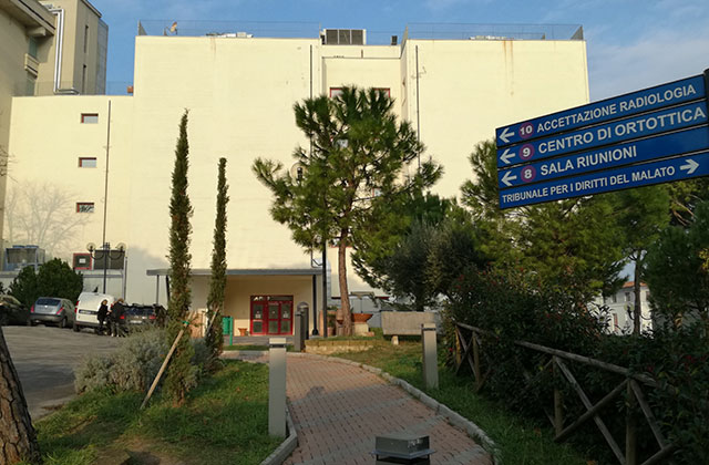 La palazzina dell'ospedale di Senigallia dove sono ospitati i reparti di radiologia e di nefrologia