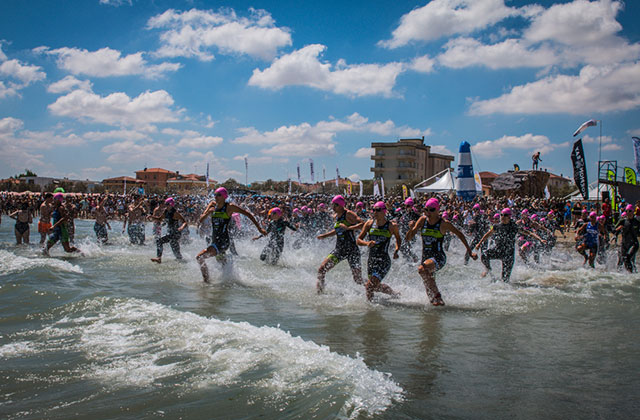 Il momento della nuoto durante la gara di triathlon sulla spiaggia di Senigallia