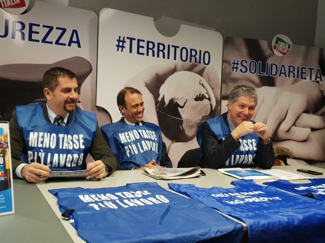 Venticinque anni di Forza Italia: gilet blu in piazza contro la manovra