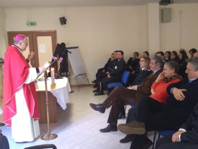 È la foto di una celebrazione X il patrono dei vigi urbani con il vescovo. Ad Ancona. Celebrata oggi perché il 20, giorno del patrono, ci sarà la bomba quindi hanno anticipato. Se interessa mando qualche riga. La comandante Rovaldi ci tiene