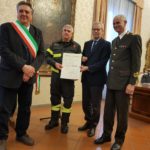 Diploma OMRI al cavaliere Giovanni Paolini, capo reparto dei Vigili del Fuoco