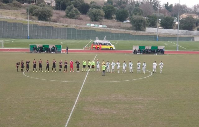 Le formazioni schierate a centro campo