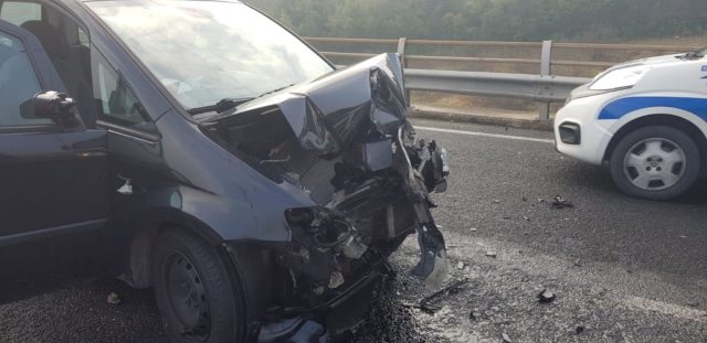 Testacoda sull’asse, ragazza si schianta contro il guardrail